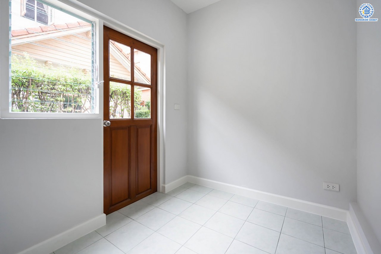 บ้านมือสองตกแต่งใหม่ แบรนด์ Q.House ม.ลัดดารมย์ ปิ่นเกล้า หลังใหญ่ตกแต่งเรียบหรู เนื้อที่ 92.8 ตร.ว. พื้นที่ใช้สอยเยอะถึง 320 ตร.ม. ฟังก์ชันจัดเต็ม 3 ห้องนอน 4 ห้องน้ำ 1 ห้องอเนกประสงค์ 1 ห้องแม่บ้าน จอดรถได้ 4 คัน พร้อม Living Room กว้าง บนทำเลศักยภาพ ใกล้เซ็นทรัลเวสต์เกต, วงเวียนพระราม5, ทางด่วน "กาญจนาภิเษก" และรถไฟฟ้า "สถานีตลาดบางใหญ่"